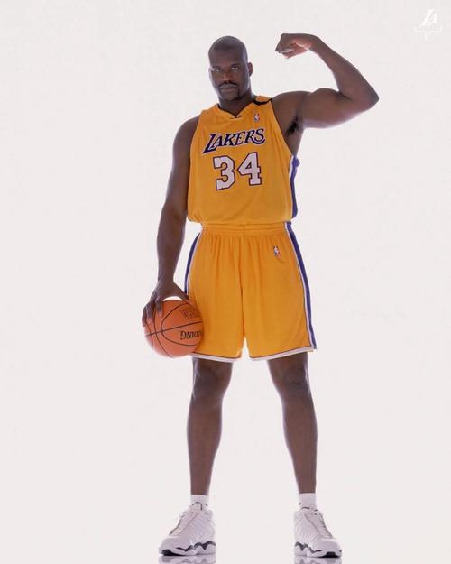 詹姆斯5中0一分未得，里夫斯扛起进攻大旗，首节湖人领先（詹姆斯5投0中零分，里夫斯挑大梁，湖人首节领先）