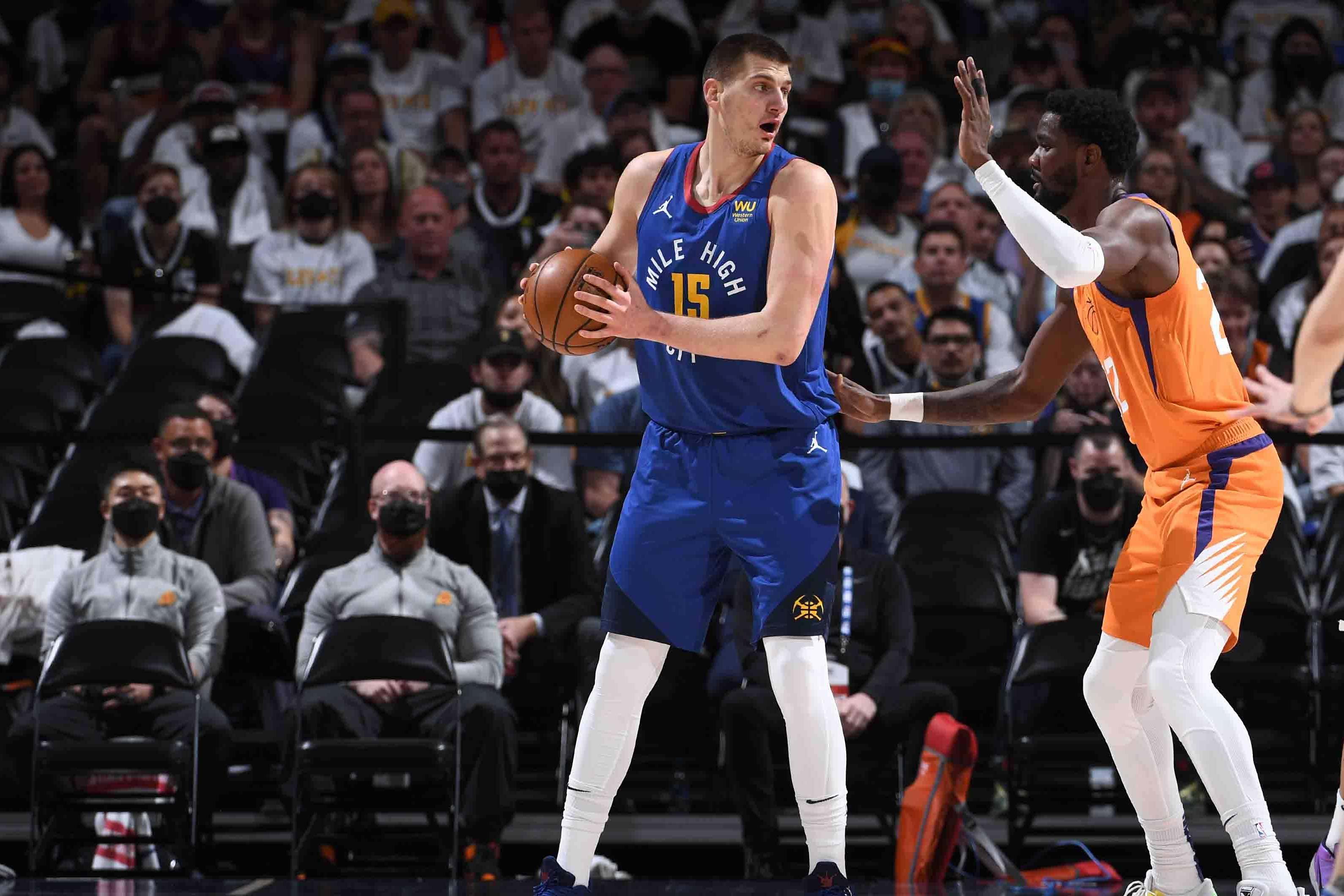 亨利：巴萨防线太差；阿森纳不丢球而拜仁总是进球（亨利：巴萨后防堪忧；阿森纳频频零封，拜仁持续破门）