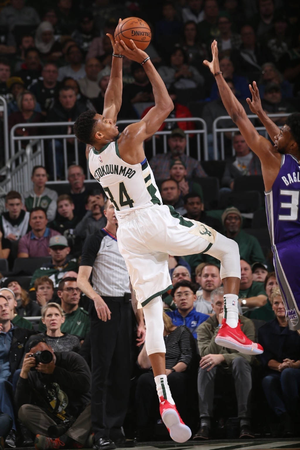 残特奥会选手与领跑员携手冲线夺冠（残特奥会选手与领跑员并肩冲线夺魁）