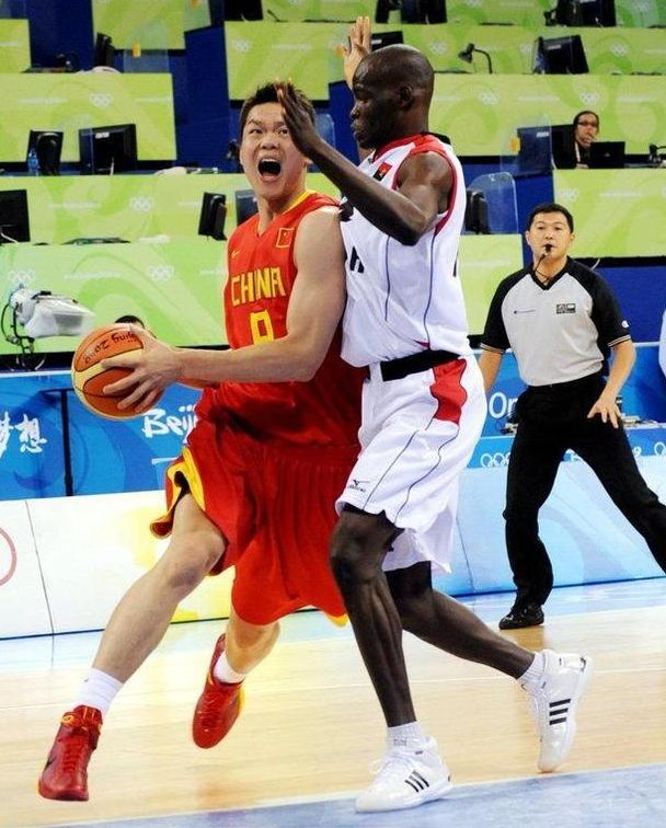 “封神”助力续航绿茵梦想，新鹏城与台铃举行车辆交付仪式（台铃“封神”护航绿茵征程，新鹏城举行车辆交付仪式）