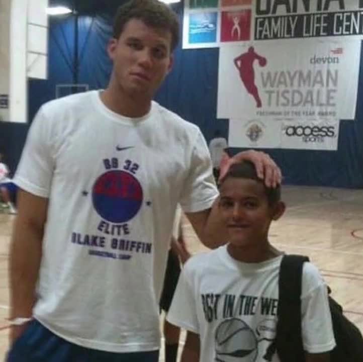 克瓦拉茨赫利亚双响炮率巴黎5-0大胜雷恩，重返争冠正轨（克瓦拉茨赫利亚梅开二度，巴黎5-0横扫雷恩重回争冠轨道）