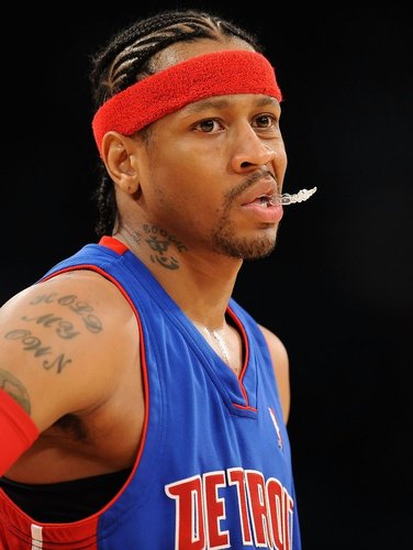 76人险胜雄鹿，马克西爆发，76人升至东部第六，雄鹿三连败。（76人险胜雄鹿，马克西发威助队升至东部第六，雄鹿吞三连败）