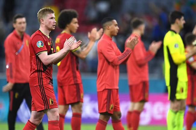 火爆德比，费内巴切vs加拉塔萨雷赛前双方球员就开始发生冲突（德比火药味十足：费内巴切与加拉塔萨雷赛前球员爆发冲突）